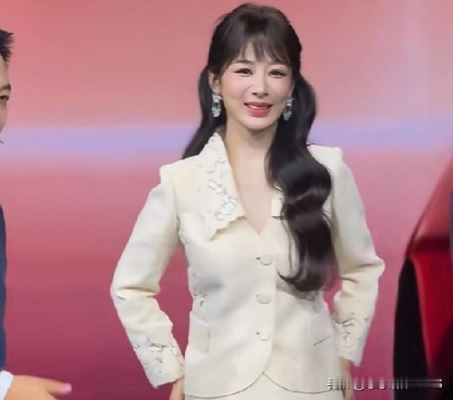 这个造型的优雅感，
确实有些赵雅芝老师的神韵。
不过私心还是觉得，
咱们杨紫那种