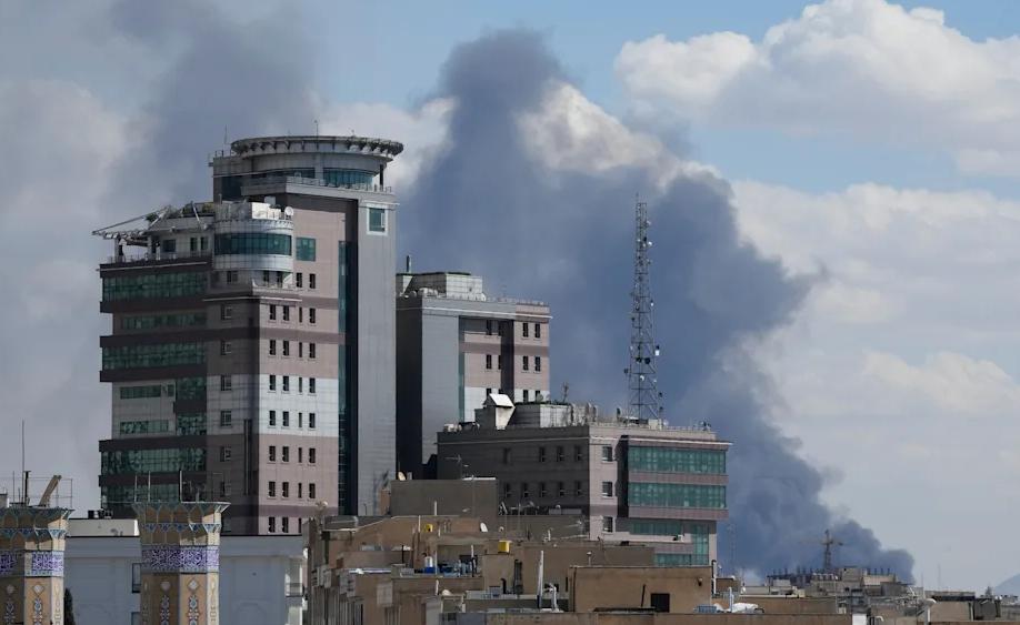 伊朗炸死37名美军官！疑似遭酒店工作人员出卖，现场救护车呼啸来往！

据伊朗法尔