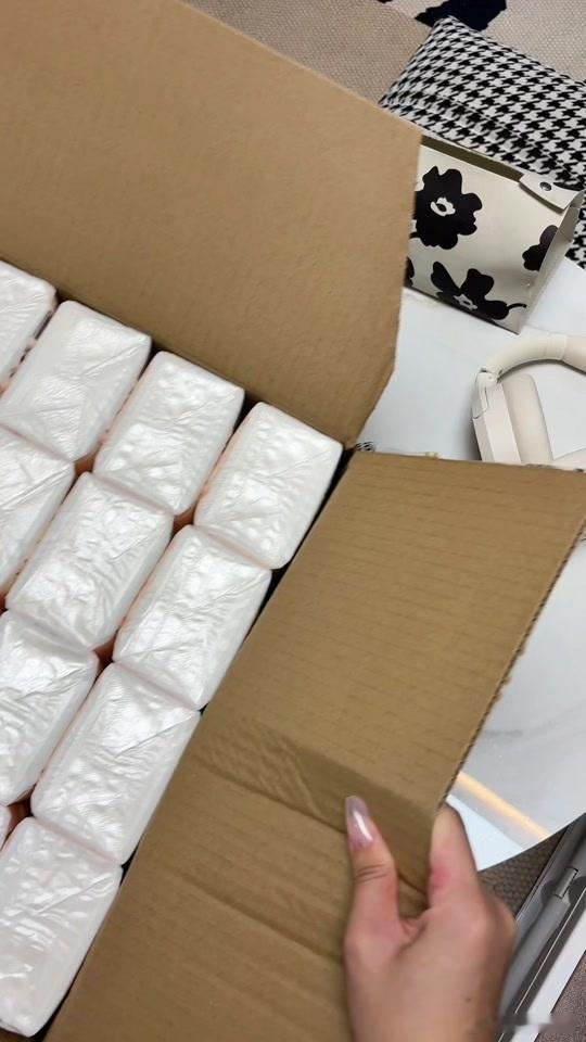 纸巾原材料涨价引发囤货潮  不多说了，趁还没全面涨价，赶紧先囤上一大批纸巾再说吖