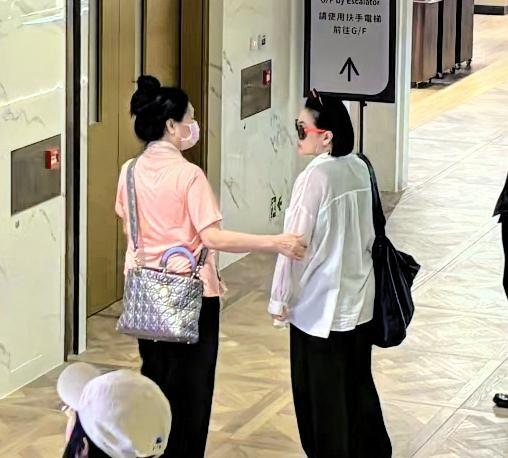 56岁的人了，看着跟四十出头似的，跟老婆孩子还有丈母娘在香港K11溜达。这事儿一