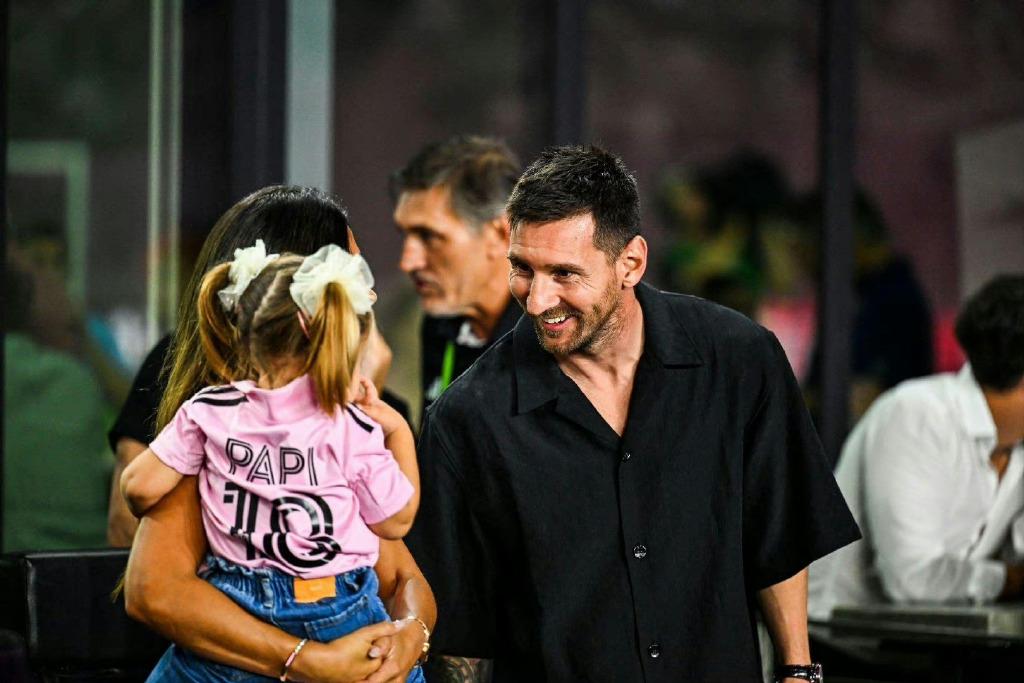 此时此刻的画面，谁的心跳会更快？[大笑][笑哭][捂脸]梅西喜形于色，安东内拉“