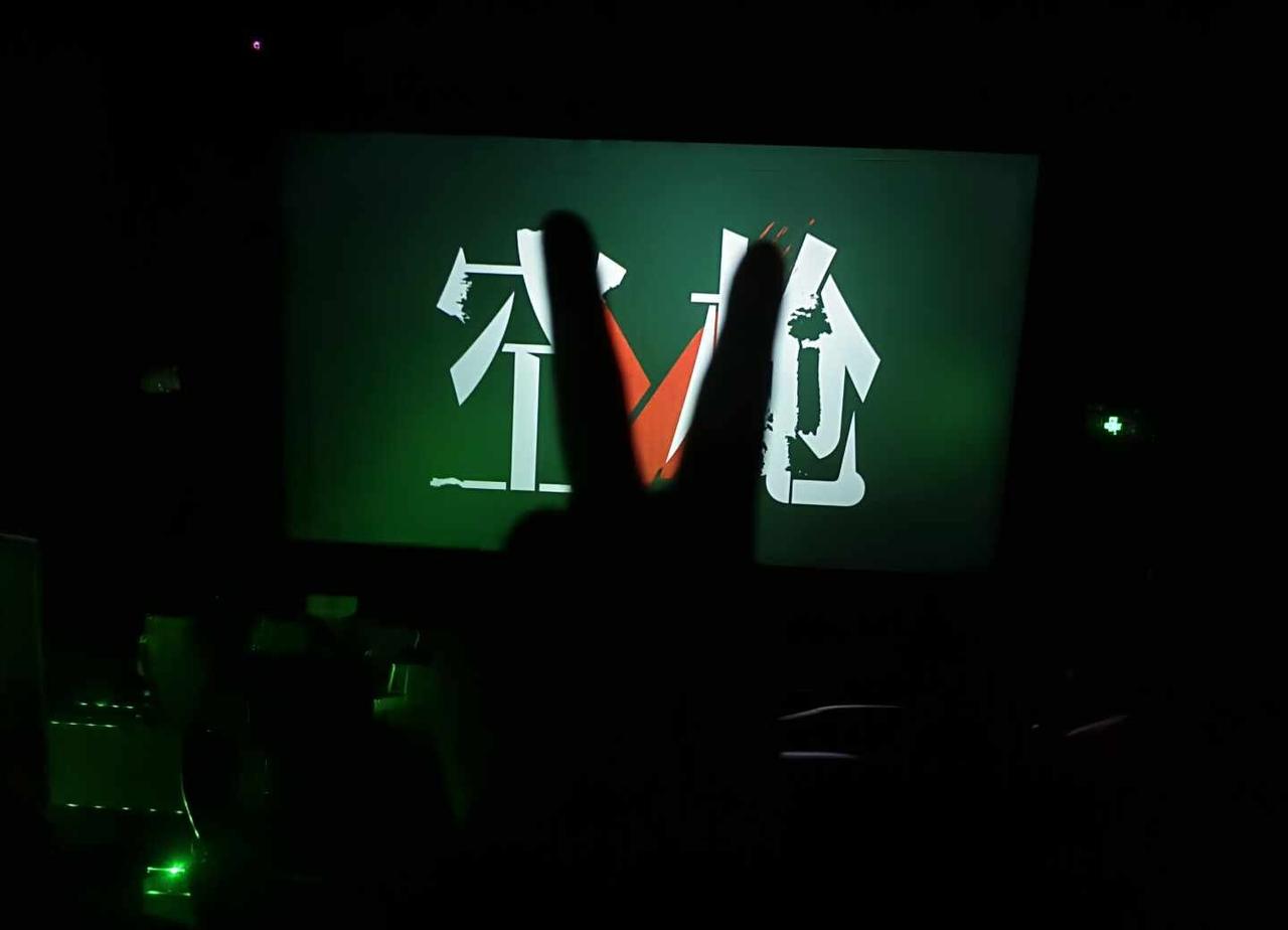 空枪VS龙餐馆 哪个值得看
我的结论是：都值得一看，两部电影的共同点是无论主角还