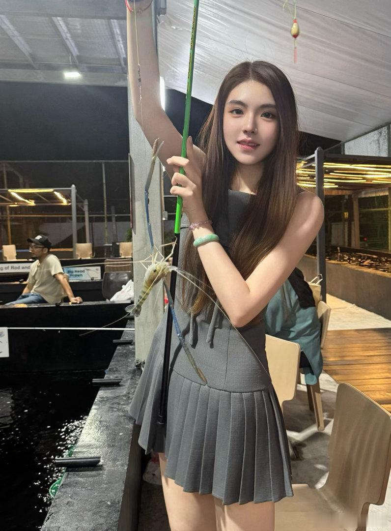 嘿嘿，给大家汇报一下。俺的轮廓知觉恢复了50%，可喜可贺，麻木感异物感还是有的，