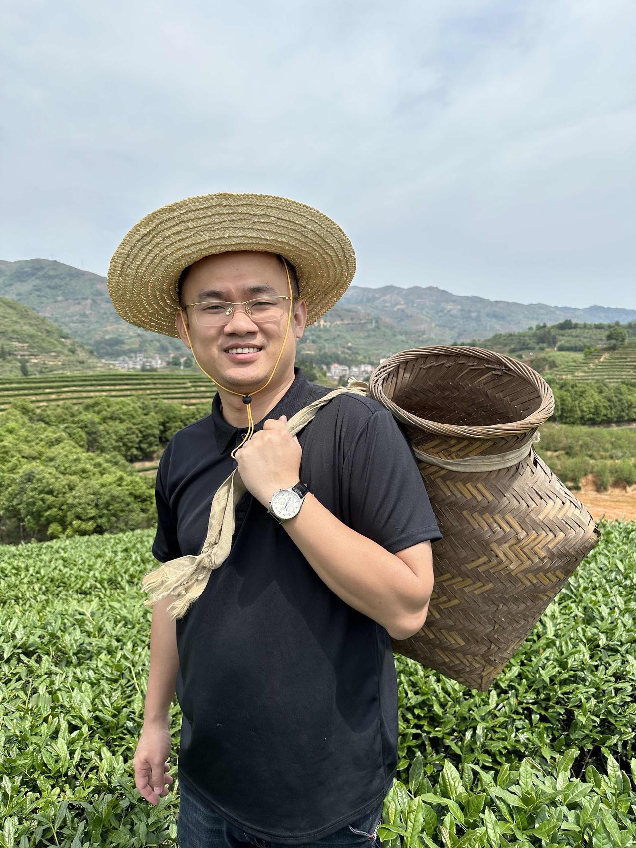 家人们，自家茶厂的铁观音，想给大家说说。
咱这茶是福建安溪那边产的，家里种茶炒茶