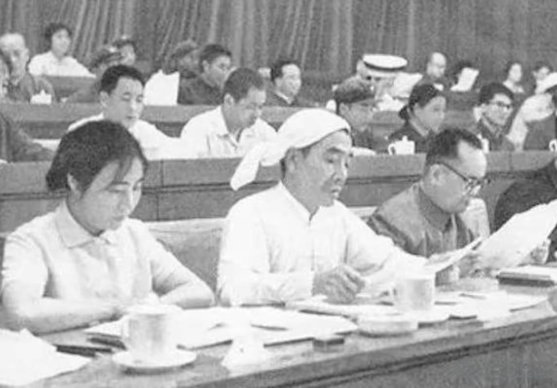 有人说，吴桂贤文化水平低，其实并非如此。吴桂贤虽然出身贫穷农民家庭，小时候没有上