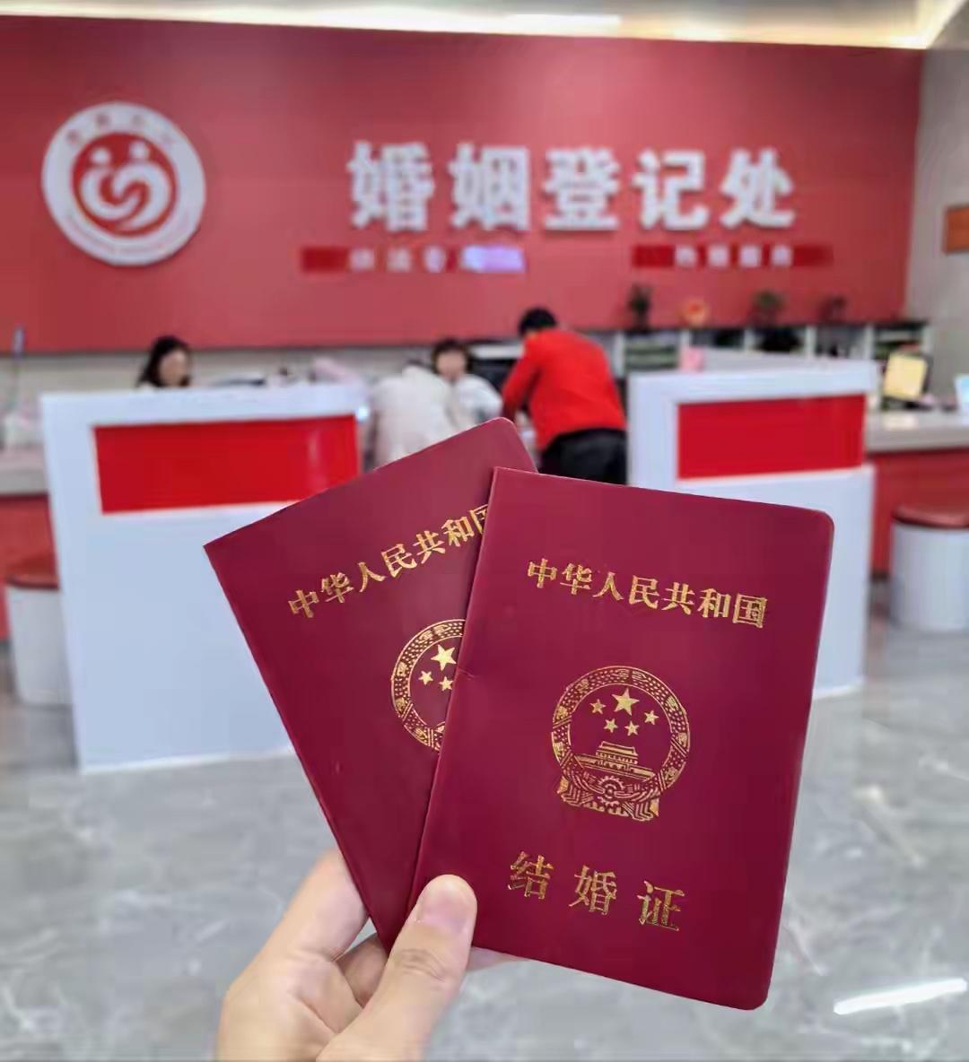 领证不用户口本，还能全国随便选地方登记，结婚手续已经简到不能再简，可民政局却越来