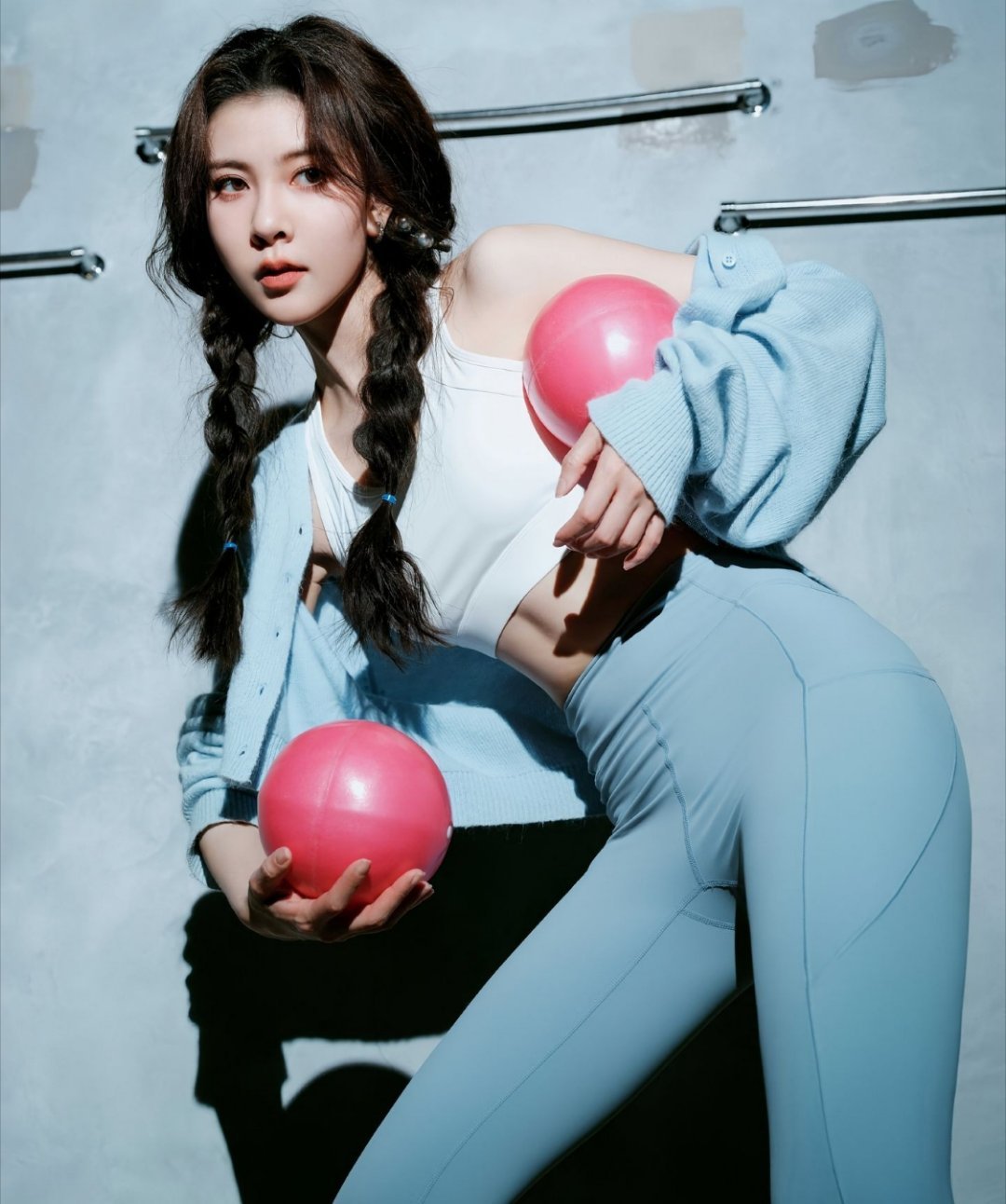 宋妍霏的臀宋妍霏机场生图臀线封神！灰黑瑜伽裤勾勒紧致曲线，0.68腰臀比自带焦点