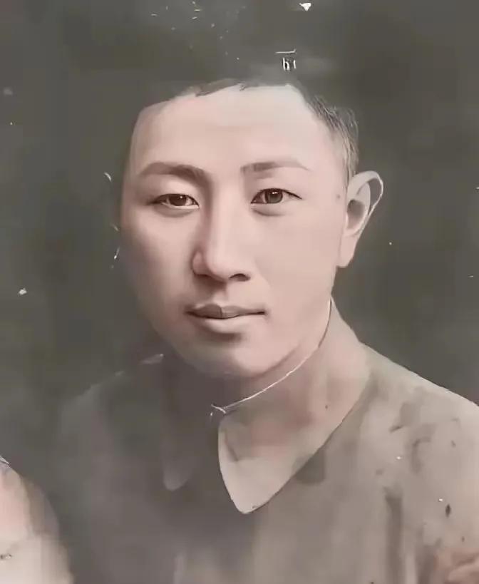 1936年，西安事变中侍卫翁舍命救蒋介石，导致右腿落下终身残疾，面对这位救命恩人