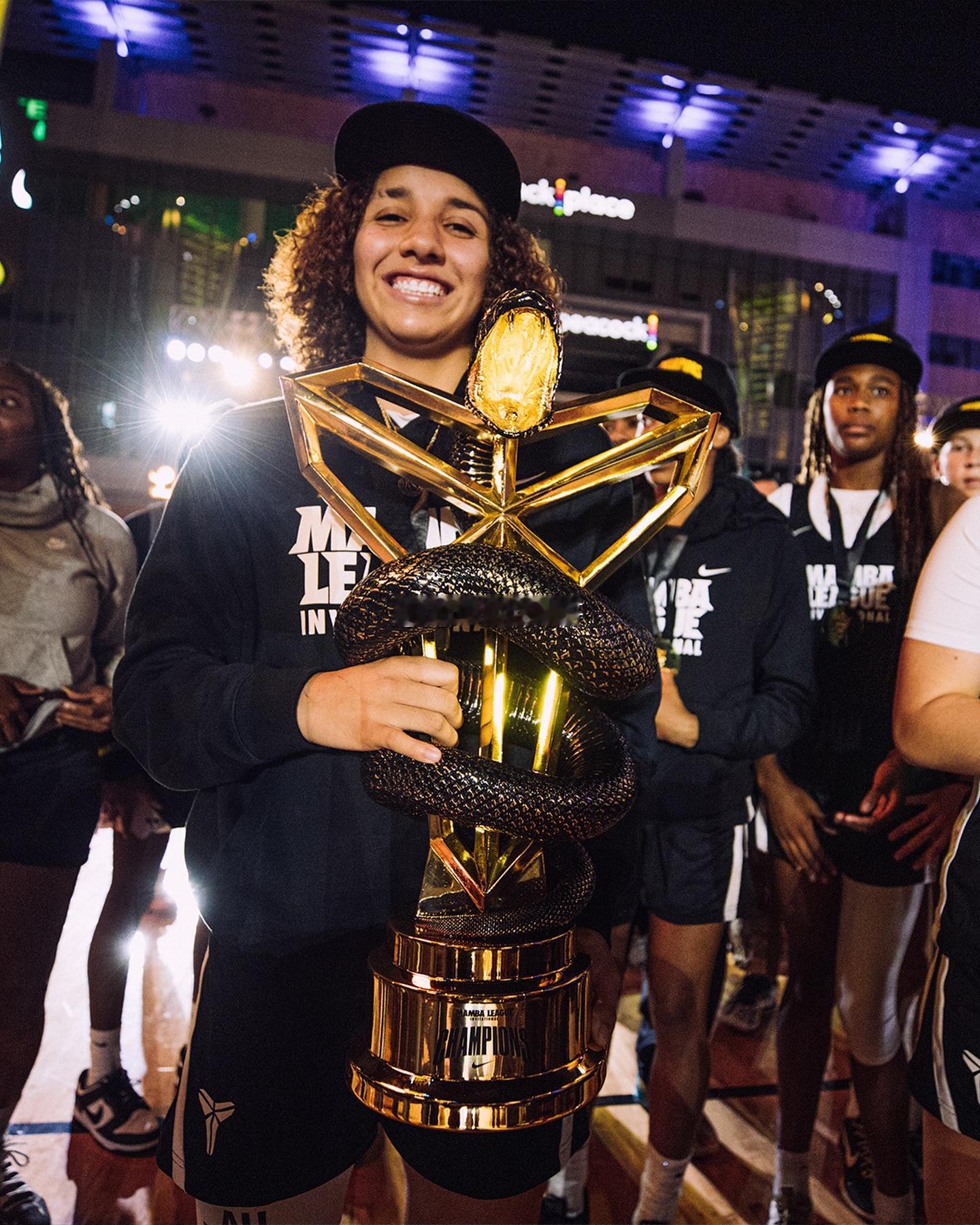 这奖杯太拉风了👀第二届曼巴邀请赛落下帷幕 比赛奖杯引人注目 据报道，当地时间8