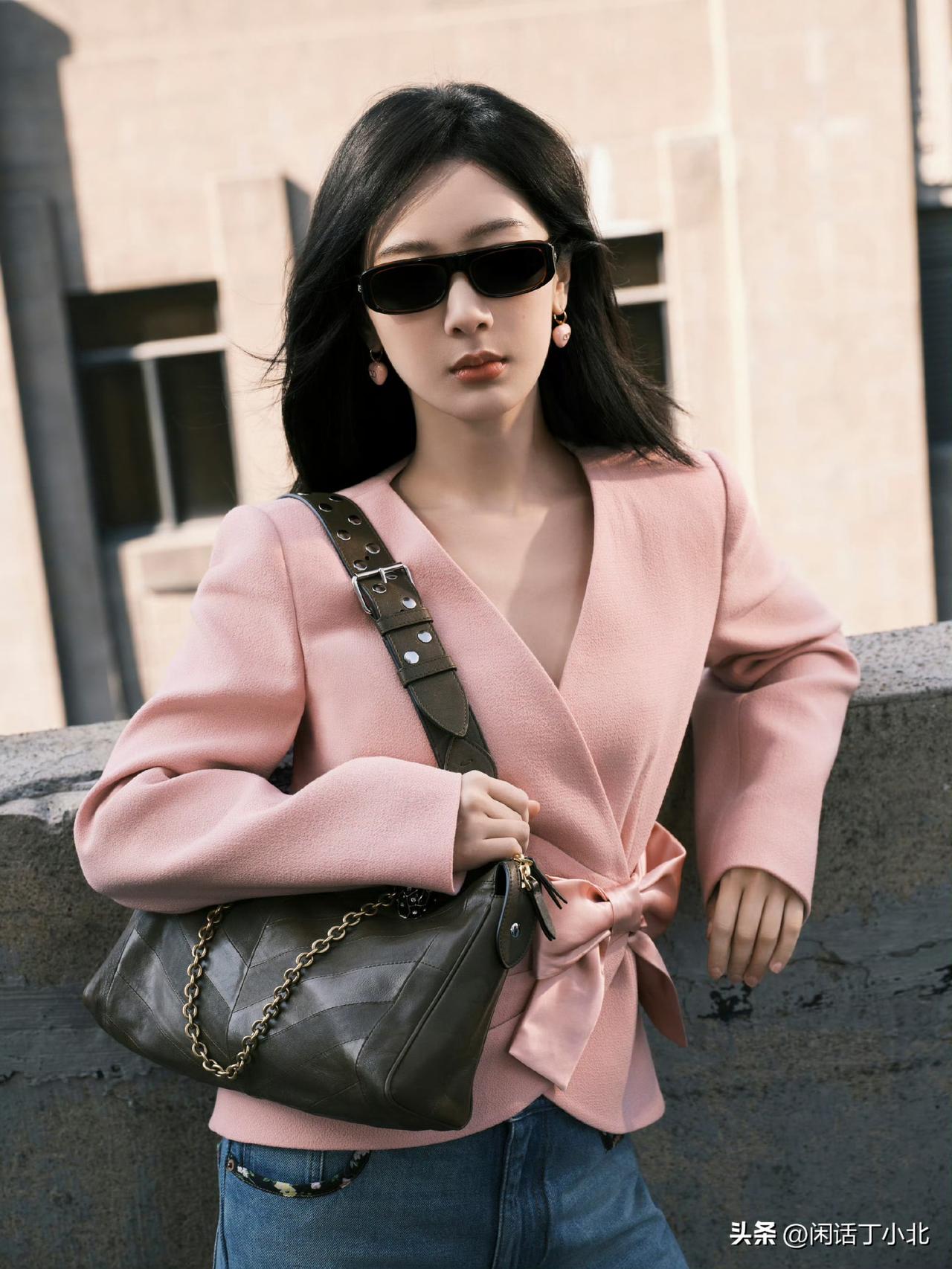 内娱资讯，近日杨紫以华伦天奴品牌代言人身份前往意大利罗马，出席“Valentin