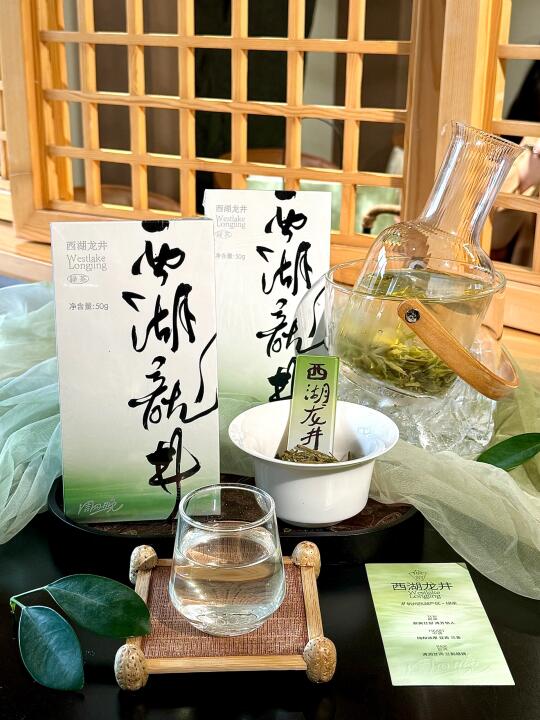 在西湖边！买到了坠伟大的杭州特产！😭😭😭