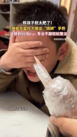 这下舒服了！江苏，一位妈妈上班时想用监控看看孩子在家做什么，没想到，熊孩子突然对