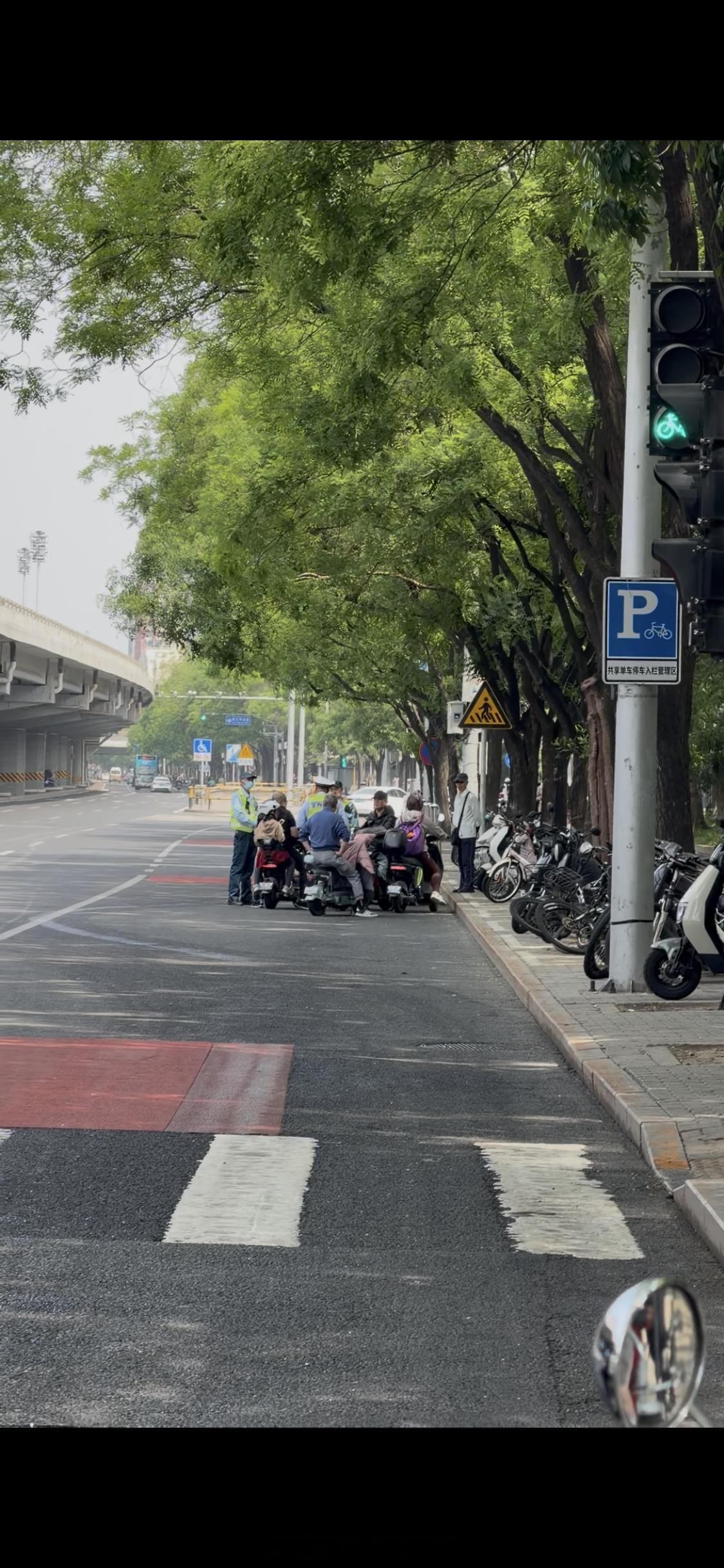 五一劳动节 非机动车新规实施第一天真是辛苦警察叔叔和二警察叔叔们了赓言赓语