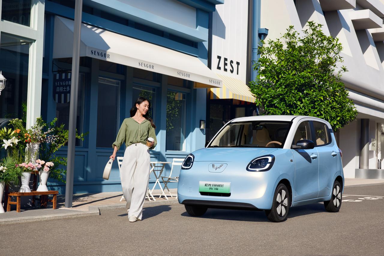 现在有了这辆小车就完全不一样了，上下班通勤、日常买菜、接孩子放学，全程遮风挡雨，