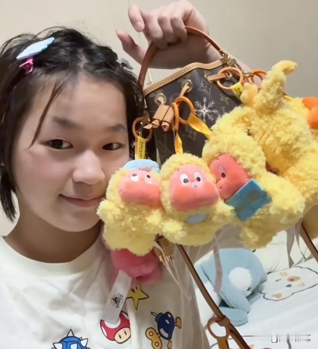 全红婵不喜欢乌龟玩偶了？在全红婵最新发布的图片中，玩偶变成了星星人了，而且还是一