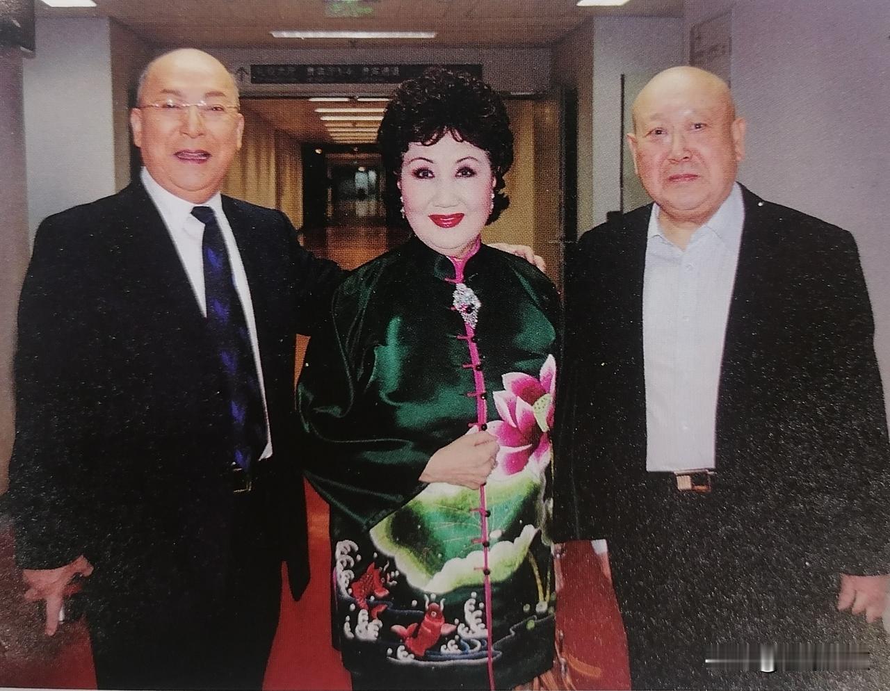 彼年，三位著名的京剧表演艺术家同框。
一般的戏迷能认出：中间荀派名家孙毓敏、右一