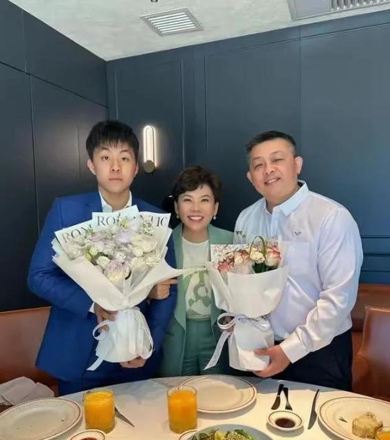 当年，世界冠军邓亚萍和林志刚正在谈婚论嫁，不料却半路杀出个程咬金，导致两人分手，