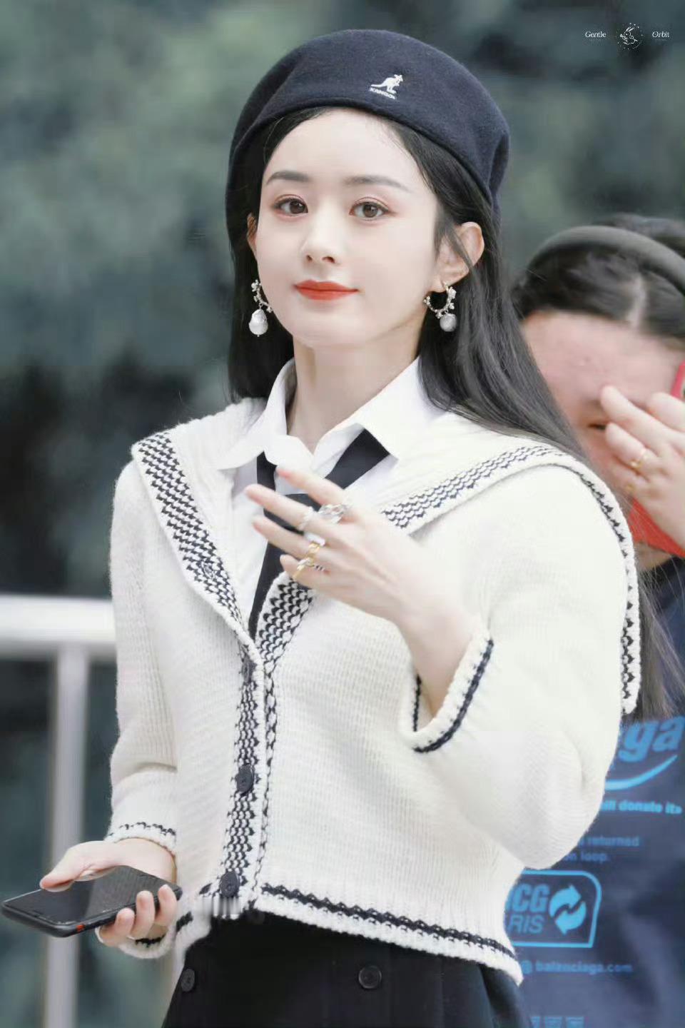 漂亮学姐向我们打招呼好嫩