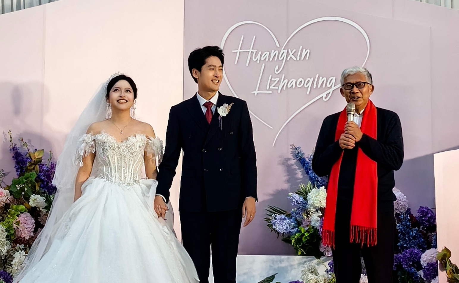 一个代表婆家，一个代表娘家。纪连海，司马南，老哥俩在婚礼上幸福邂逅。新娘子是数学