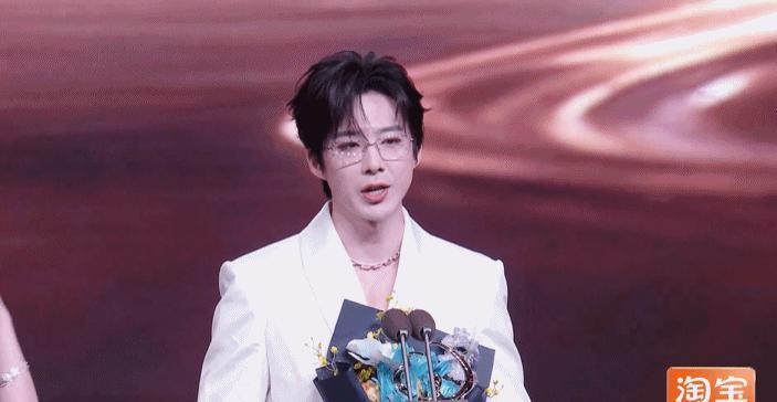 白鹿刘宇宁微博年度受欢迎演员白鹿刘宇宁 内娱同桌 恭喜获得“微博年度受欢迎演员”