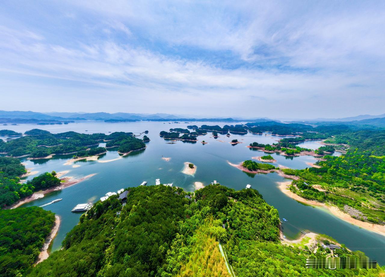 4月千岛湖春日花路好美，一路繁花相伴～
梅峰揽胜，这次最戳我的是“花笺信箱”。