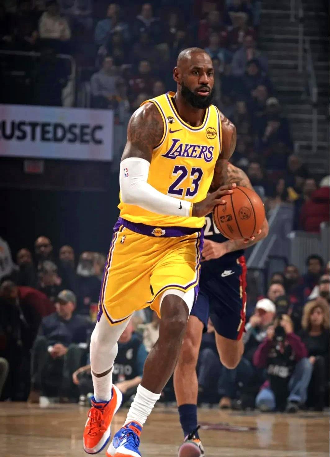 詹姆斯重获球权，撕开湖人最残酷的底色。
 
雷迪克悄然改变轮换。里弗斯出手权锐减