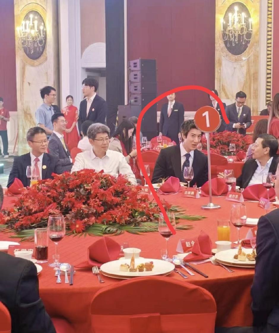 宇树科技晚会，感觉王力宏地位很稳。
他吃饭的时候也在主位，旁边还有一块竖起来的招
