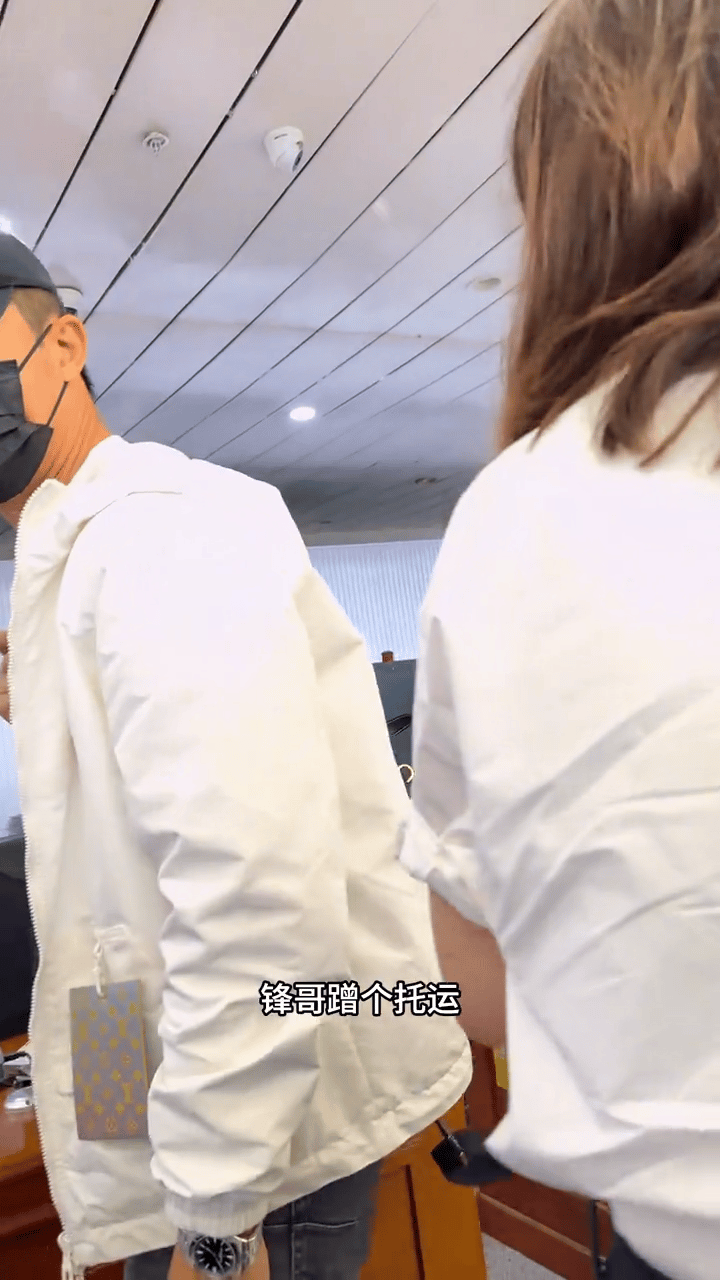 第一次见粉丝蹭正主托运的好小众的文学，全内娱最幸福站姐 ​​​