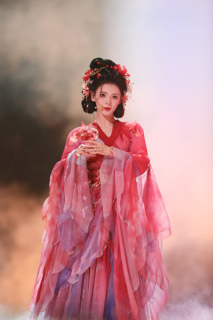 #张予曦从画中走出来的美人#张予曦的美，就像是从画中走出来的一样，让人惊艳不已。