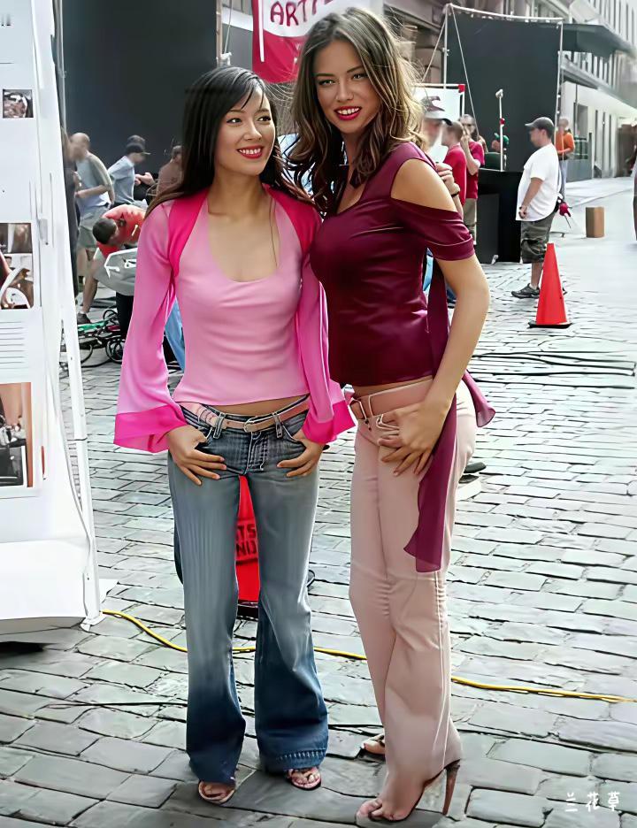 2005年的照片，你看她是谁？  
这是她和超模阿德利亚娜.利马在纽约拍美宝莲广