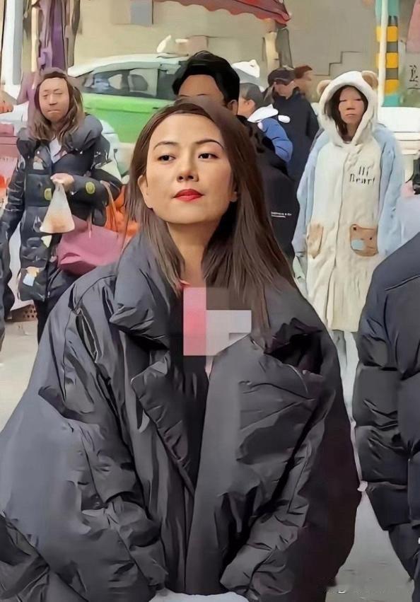 高圆圆生图抓拍状态也太绝了！颜值依旧超能打，果然岁月从不败美人 