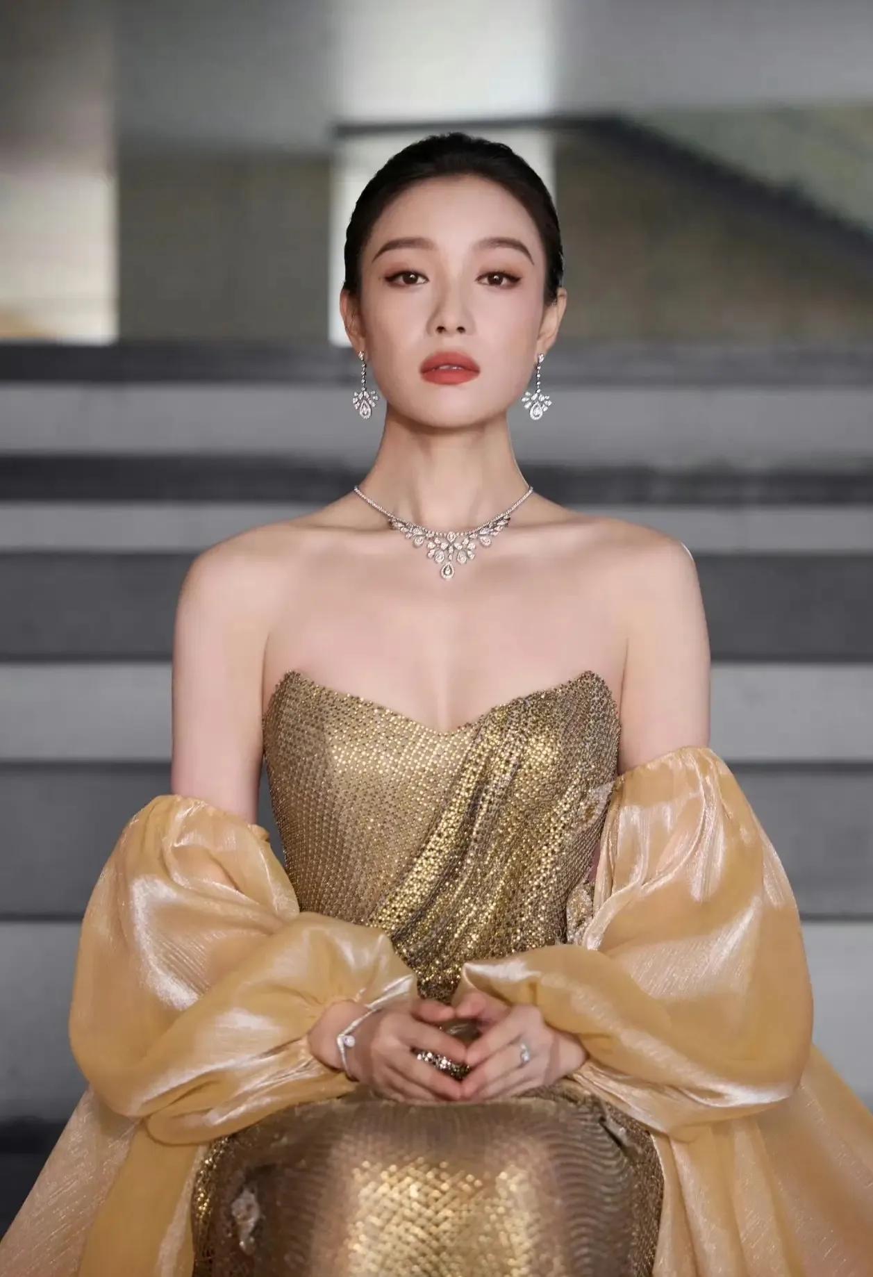 倪妮这套金色战袍真的太惊艳！抹胸鱼尾勾勒出完美身材，立体花朵钉珠加上仙气薄纱，自