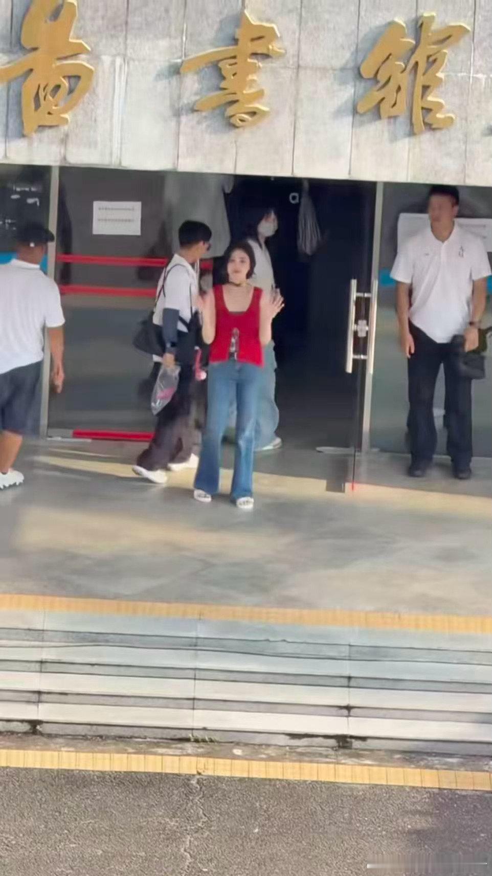 白鹿短发港风女郎 真的被惊艳到了！短发配上红色针织，既有少年感又有女人味，白鹿你