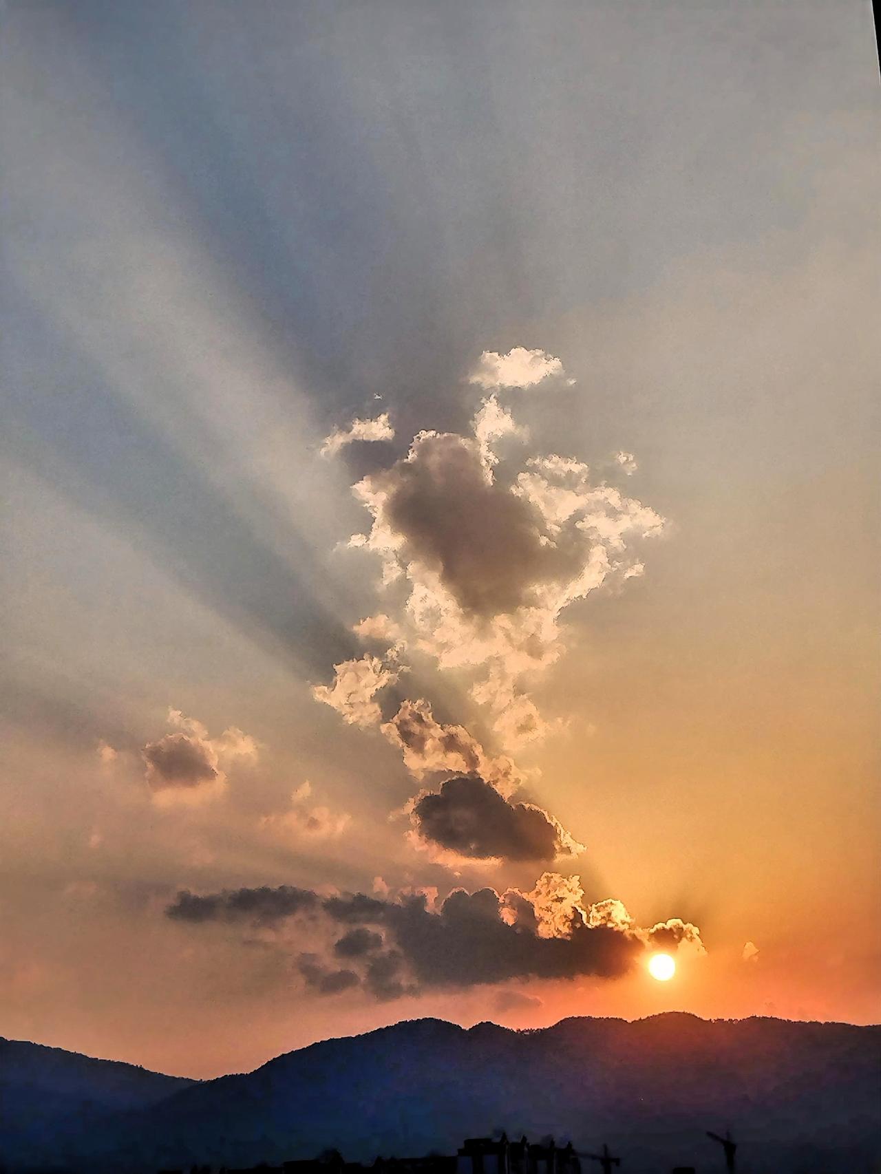 夕阳西下，云海翻滚，美不胜收！