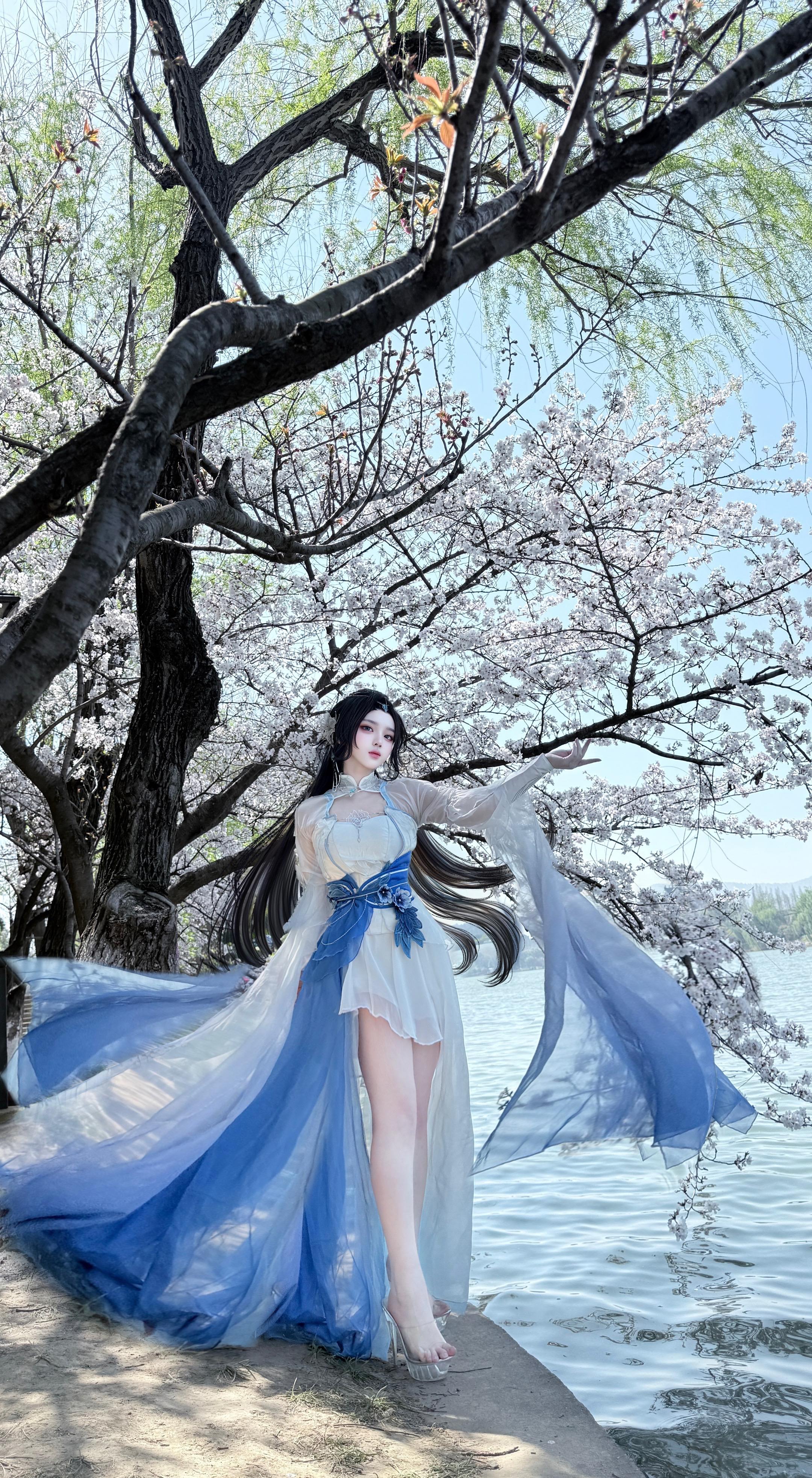 小女子代替夫君管理云天宗。李慕婉