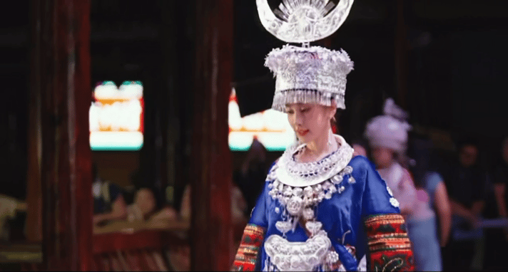 张小婉贵州村T走秀藏不住的好去处被张小婉民族服饰造型美到，亮相贵州村T走秀，气质