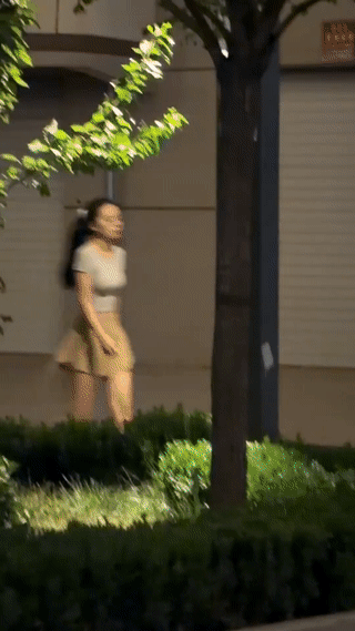 这夫妻俩可真够逗的！
还是第一次见到有人这么散步遛弯的？
