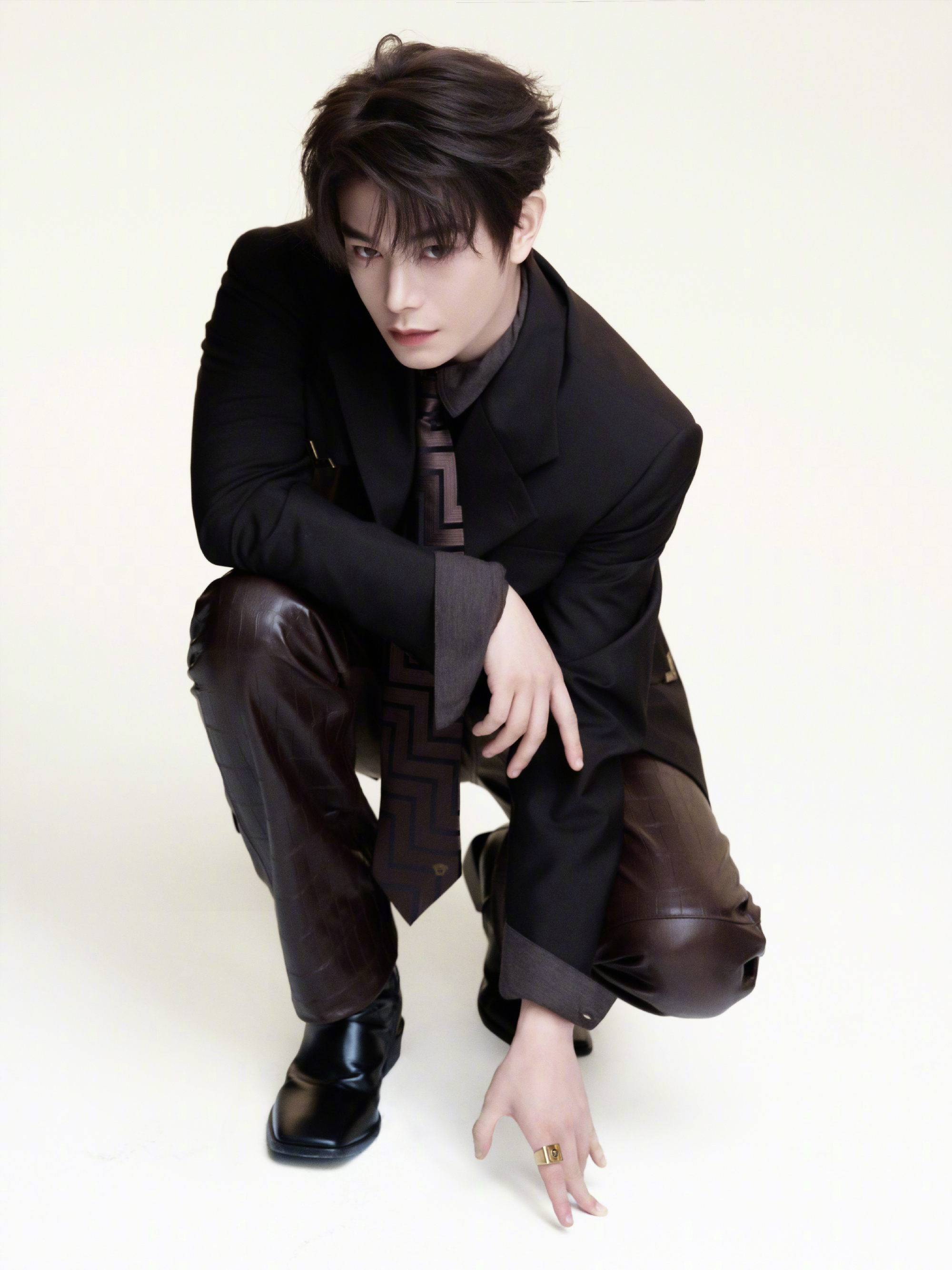 丁禹兮 in Versace 📸 今日品牌晚宴第二组造型图，西装配皮裤墨镜，酷