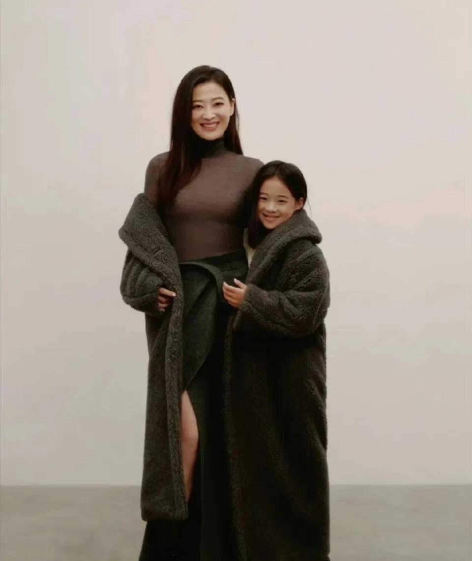 梅婷和她的女儿，
两母女长得好像，太幸福了吧！