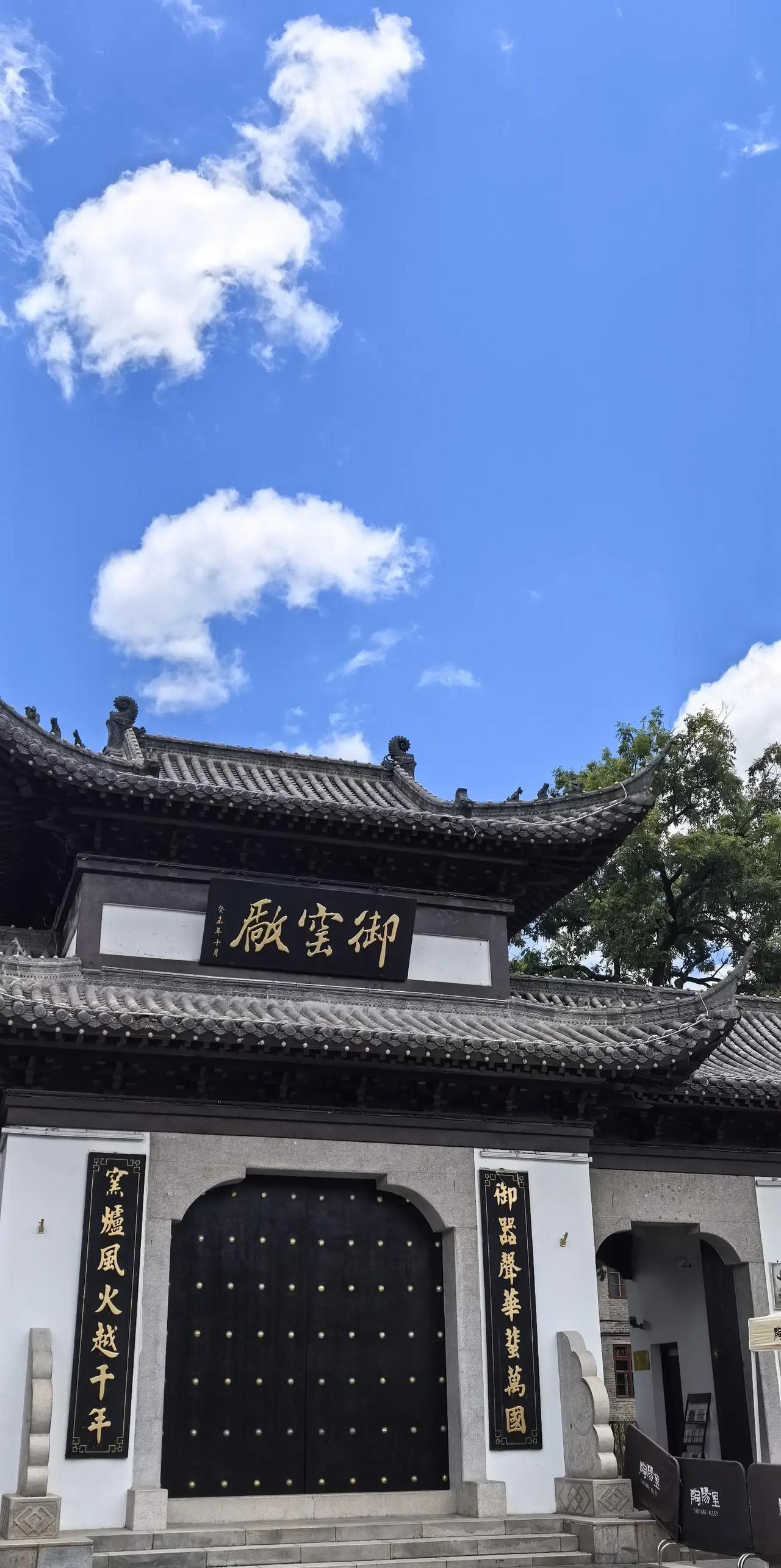 说起景德镇，那可真不是一般的地方，它不仅是中国瓷器的摇篮，更是让全世界都知道了“