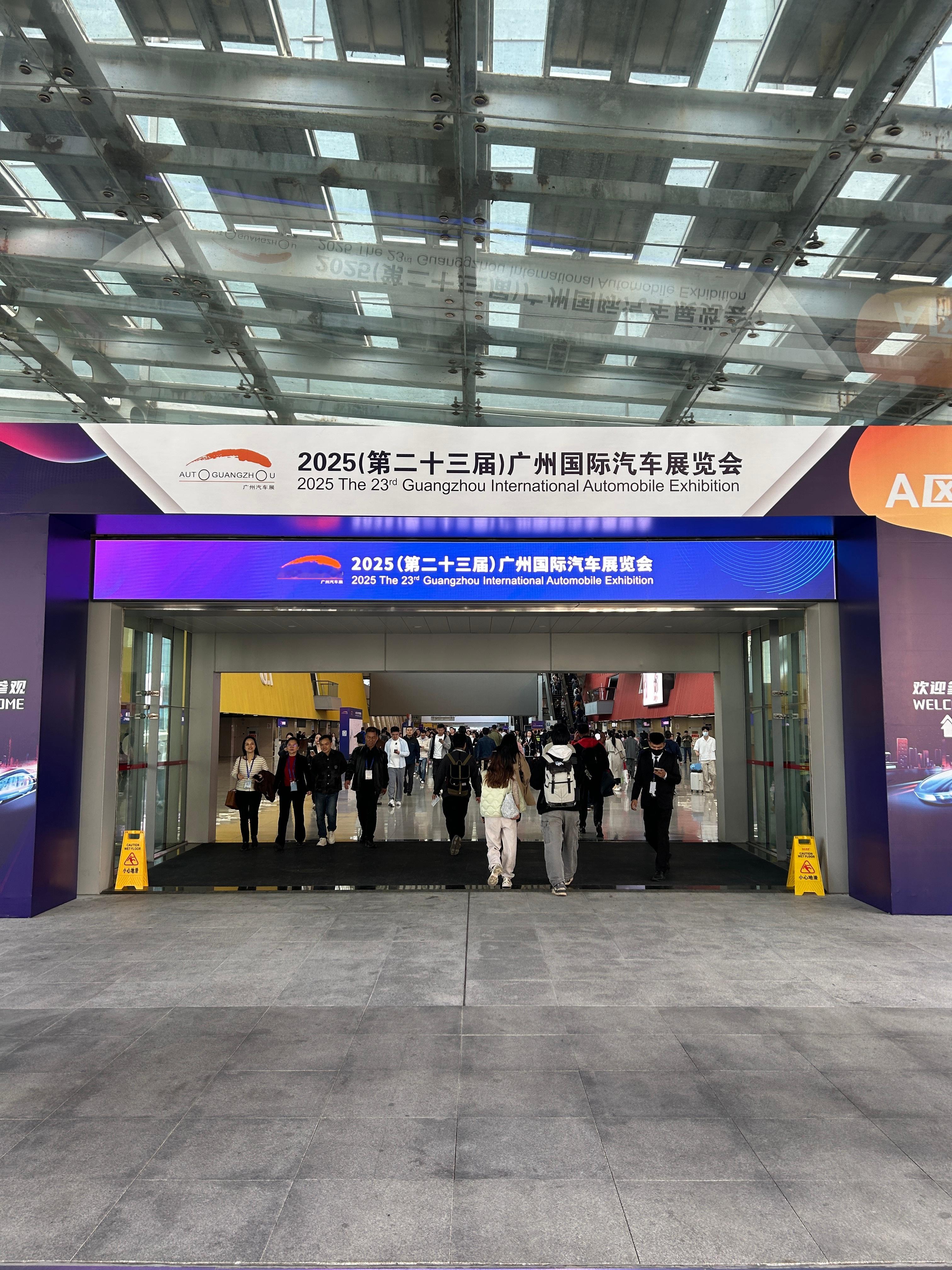 来了！大伙今儿想看什么车？评论区告诉我，我替大伙去好好看看