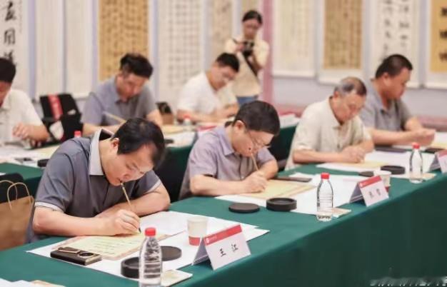 这么多高校的录取通知书，我还是欣赏陕西师范大学的录取通知书，别人的通知书都是打印