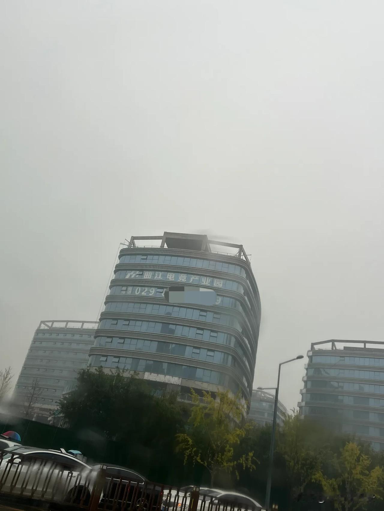 曲江二期电竞产业园这里的围挡将路口

的红绿灯🚦遮挡了三分之二，

原计划上半