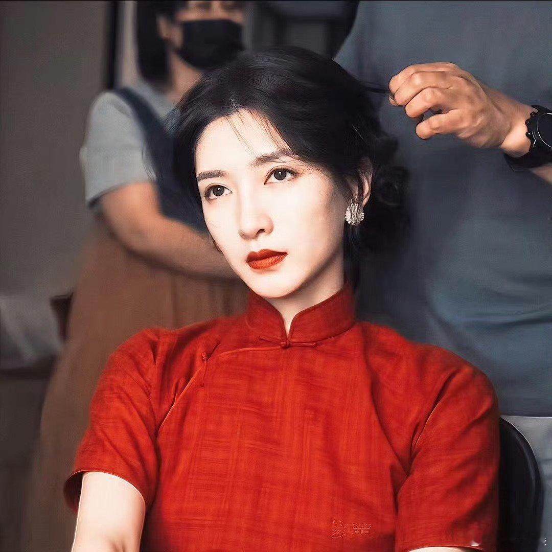 江疏影旗袍身材江疏影出场太飒了江疏影旗袍身材，顶级身材来的！好美 ​​​