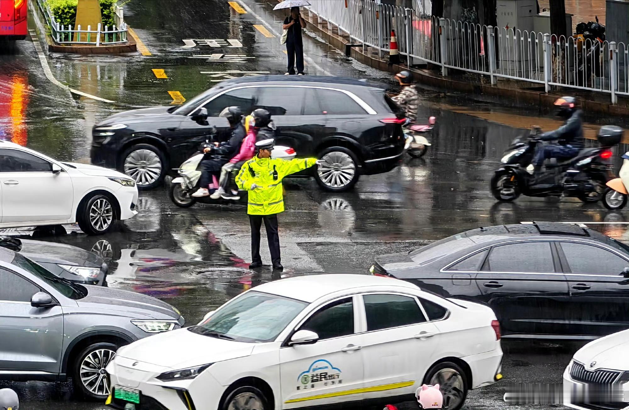 【雨中的荧光绿，最安心的风景】兰州交警雨天守护平安路 今天兰州小雨淅沥，路面湿滑