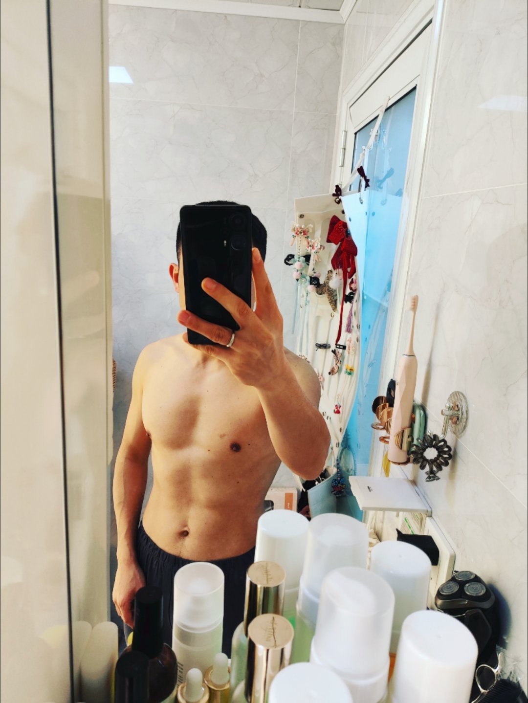 干完三件套，开始过大年，健腹轮5组111，哑铃凳弹力绳蹬腿左右各5组各111，3