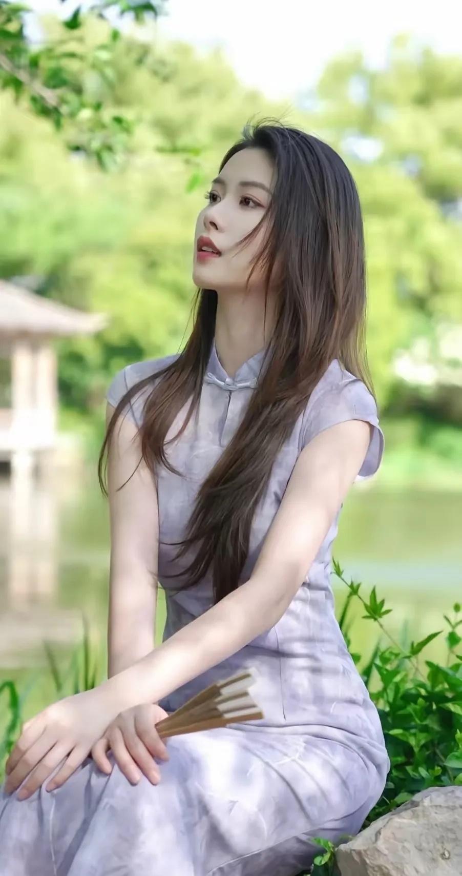 静坐湖畔，轻抚古筝，岁月静好。