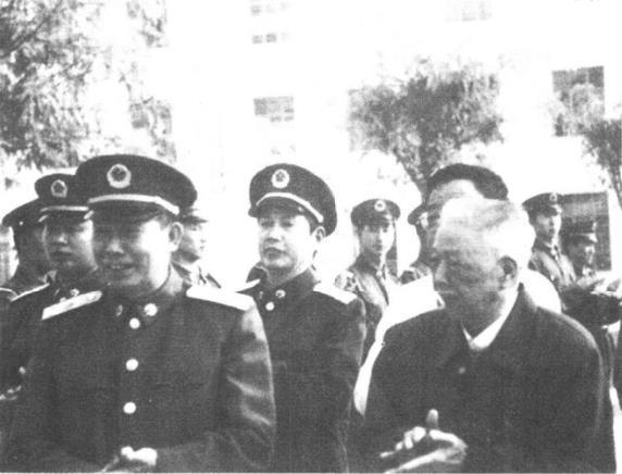 1997年，驻港部队政委熊自仁(前左一)、政治部主任贺贤书(左三)陪同罗元发视察