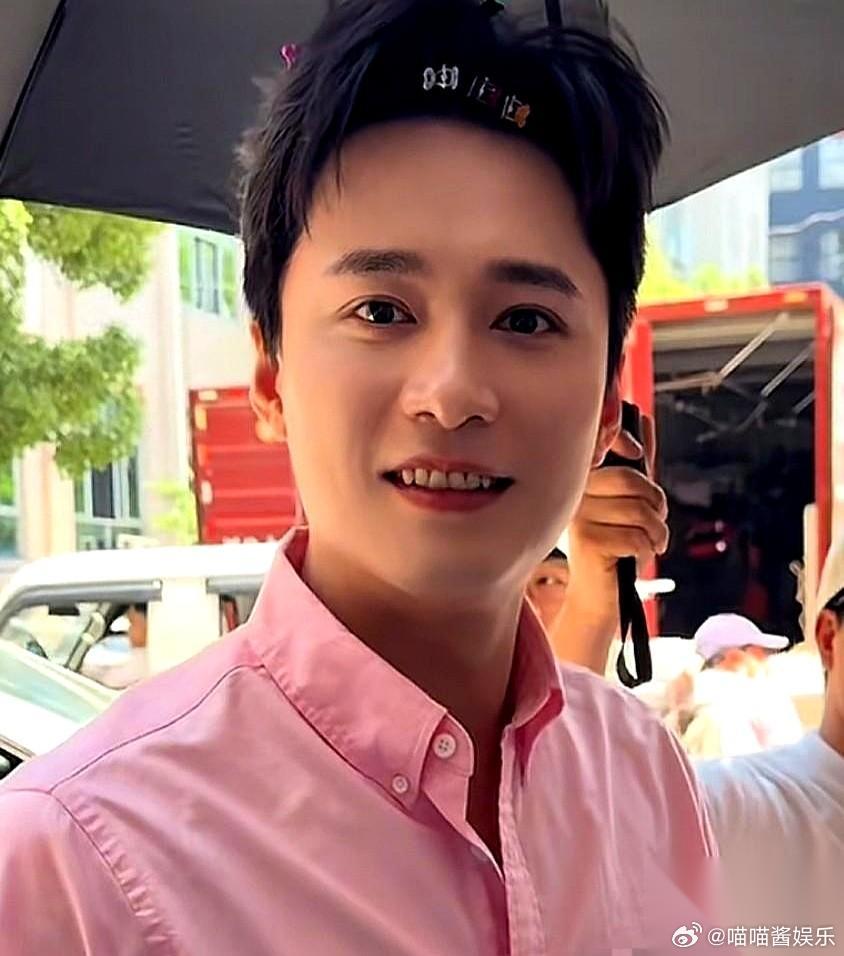 演霸总的王皓祯，可能真要自己扛冰箱回家了。 前一秒还在剧组跟粉丝吹牛，说要去参加