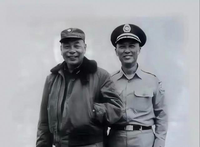 这是蒋经国与头号心腹幕僚王升的合影，王升因忠诚机敏深得蒋经国倚重，不仅在军政决策